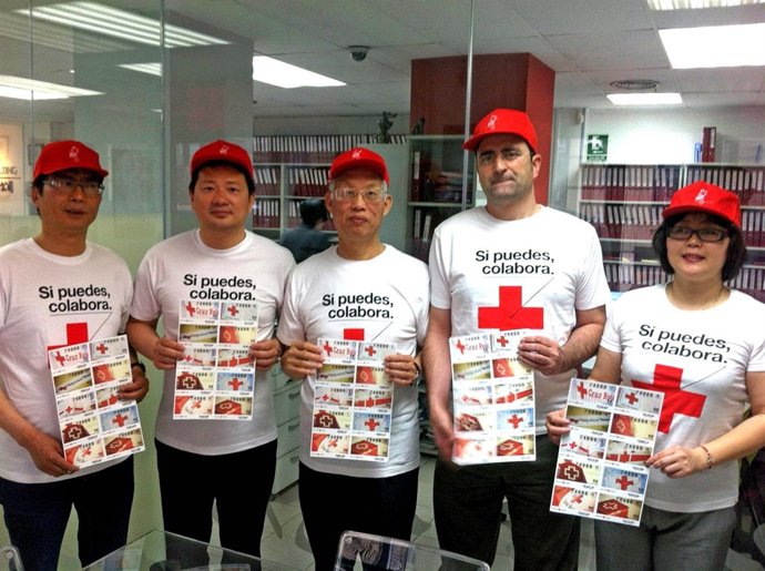 Imagen de miembros de la comunidad china con la iniciativa de Cruz Roja