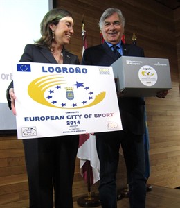 Gamarra entrega a Lupatelli la documentación de la candidatura