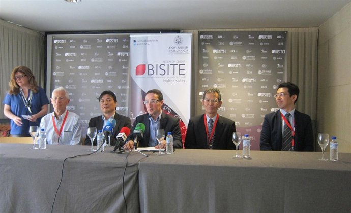 Michael N. Huhns, Toru Isida, Corchado, Omatu y Katsutoshi Yada (de I a D)