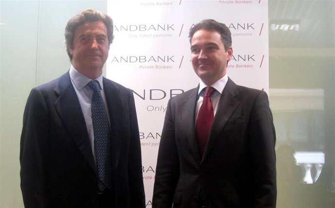 Rafael Gascó (i) y Javier Gómez Ortí en la sede de Andbank en Valencia