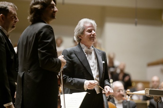 El maestro germano Hartmut Haenchen dirige a la Orquesta de Valencia.