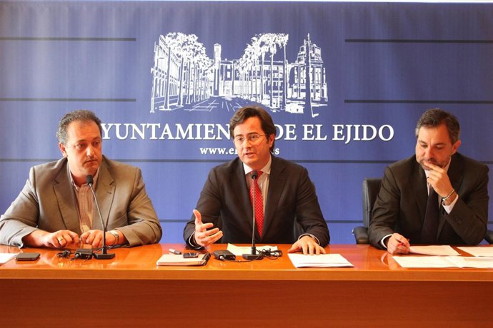 En el centro, el alcalde de El Ejido, Francisco Góngora (PP)