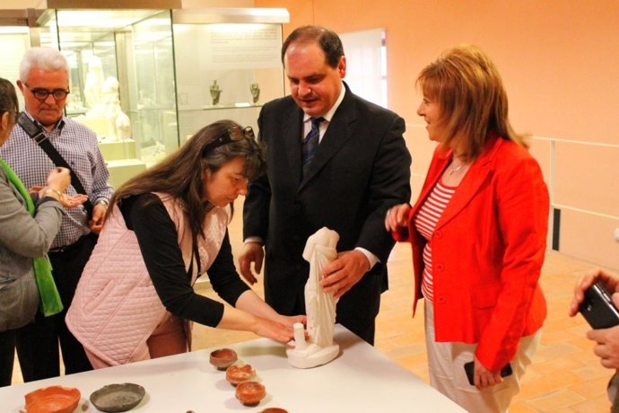 Gualda toca una escultura ante Gálvez y participantes en 'Palpando la historia'