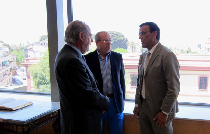 Los presidentes de las Diputaciones de Sevilla y Huelva tras firmar el convenio