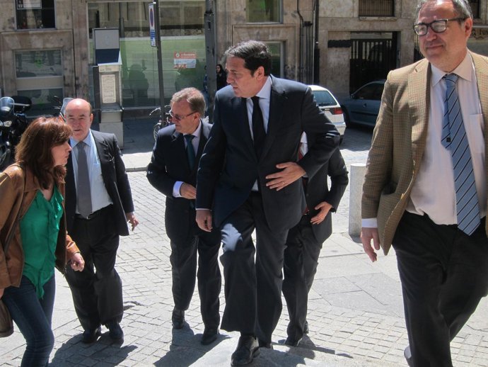 El consejero a su llegada a la hospedería Fonseca