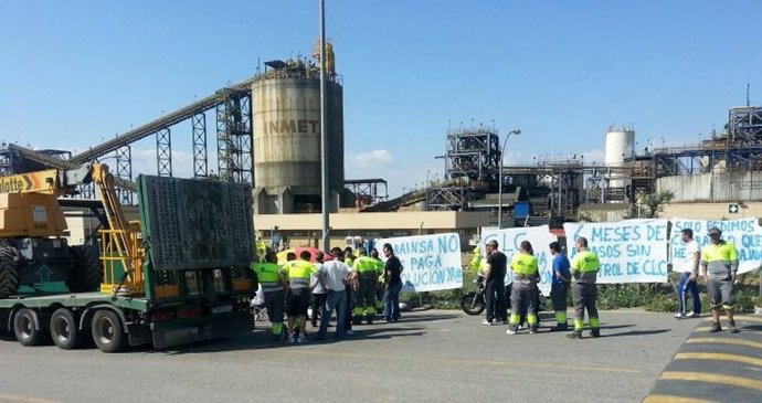 Trabajadores de Grainsa en asamblea durante la concentración