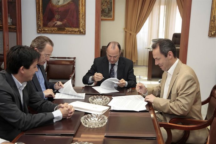 Rodriguez-Comendador firma el contrato para la obra del parque de las familias