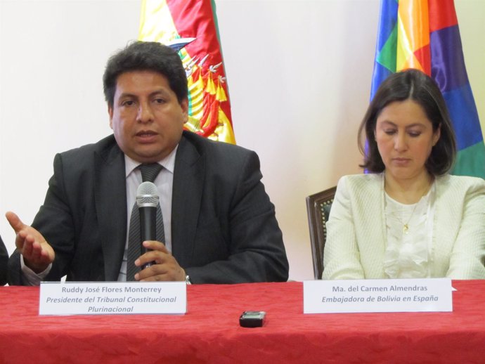 El presidente del Constitucional de Bolivia, Ruddy Flores (izq)