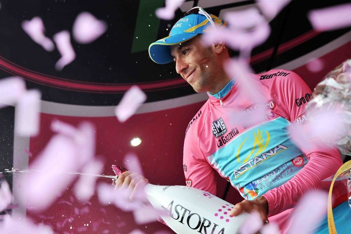 El italiano Vincenzo Nibali con la maglia rosa