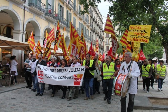 Manifestación en Girona para desbloquear los convenios colectivos.