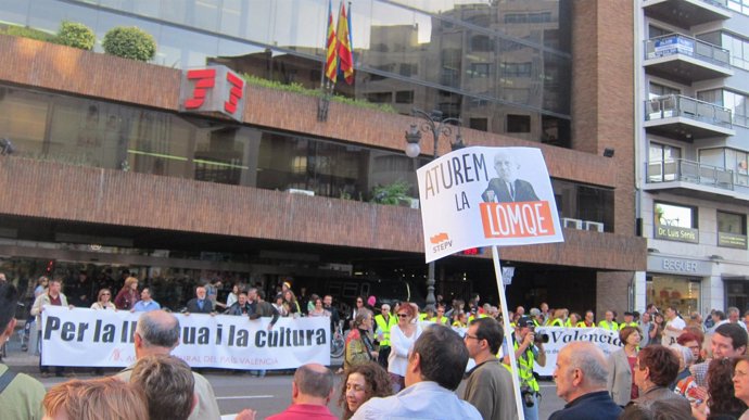 Concentración contra la LOMCE ante Delegación de Gobierno.