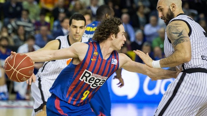 Marcelinho Huertas conduce un balón ante el Uxue Bilbao