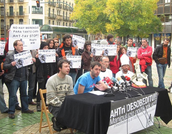 Rueda De Prensa De Los Detenidos Por Lanzar Tres Tartas A Yolanda Barcina.