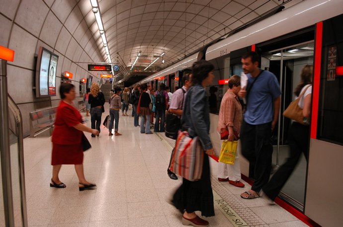 Metroaren zerbitzu bereziak astelehenean