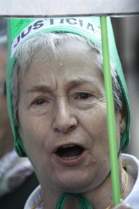 Medio centenar de preferentistas reciben a Botín al grito de "ladrón"