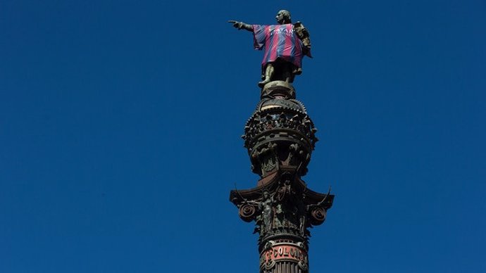 La estatua de Colón con la camiseta del FC Barcelona