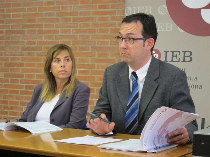 Los catedráticos Núria Bosch y Albert Solé-Ollé (UB-IEB)