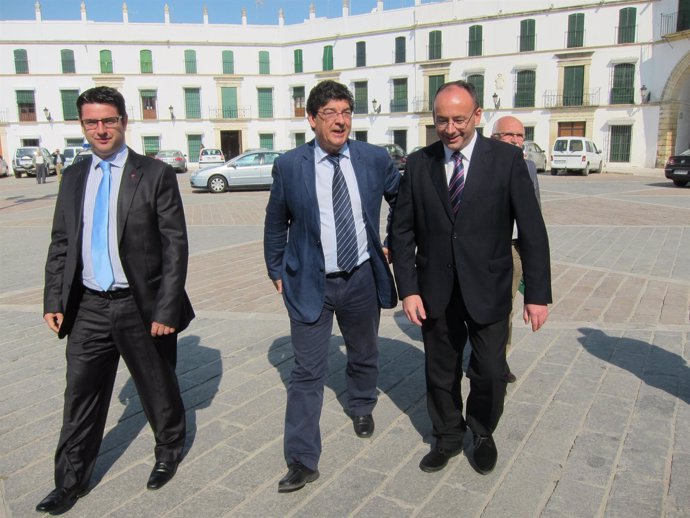 Valderas (centro) , junto al alcalde de Aguilar, a su llegada el municipio