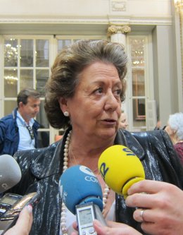 Barberá atendiendo a los periodistas 