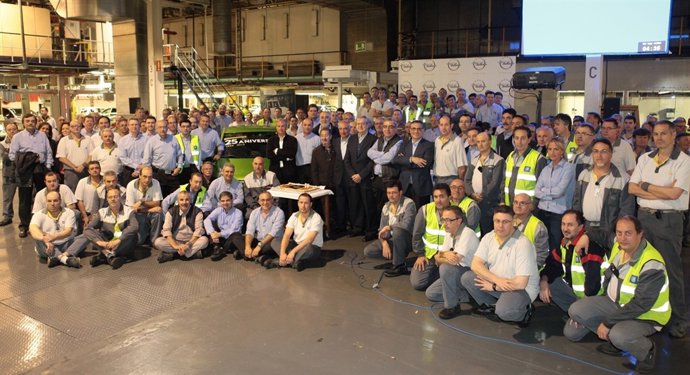 Directivos y empleados celebrando el 25º aniversario del turno de noche