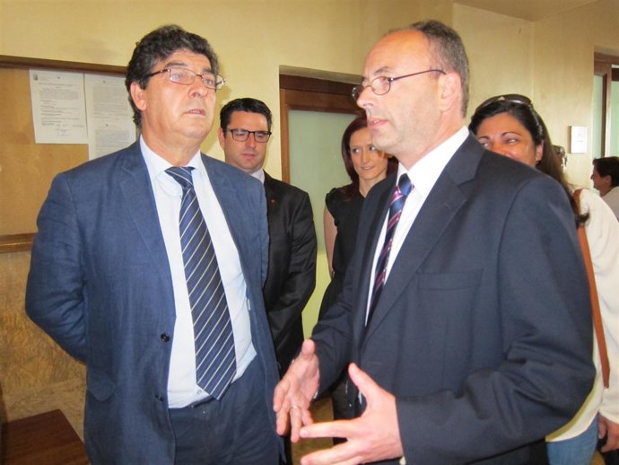 Valderas (izda.) habla con el alcalde de Aguilar en el Ayuntamiento