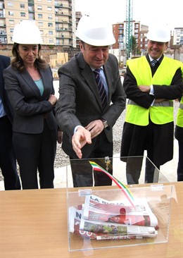 Pedro Sanz introduce la bandera de La Rioja en la urna de la primera piedra
