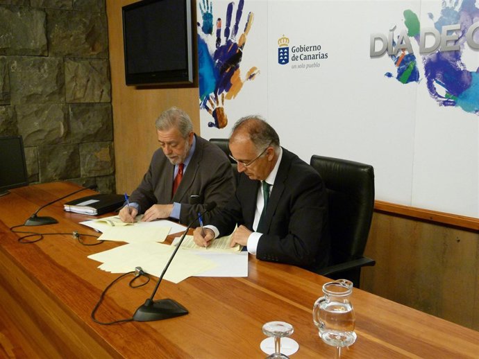 Beteta y Spínola, en la firma del convenio