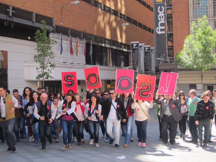 Varios grupos de participantes en el flashmob de la campaña 'Somos'
