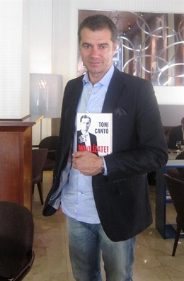 Toni Cantó con su libro 'Movilízate!' en Valencia