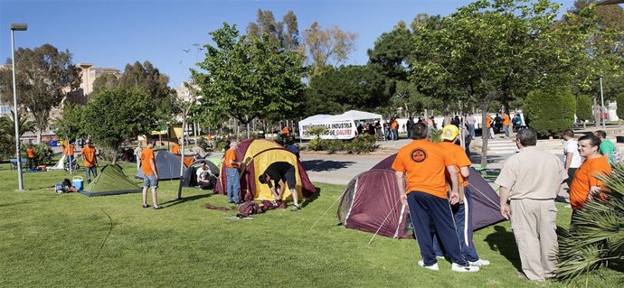 Trabajadores de Galmed en la acampada contra el cierre de Galmed.