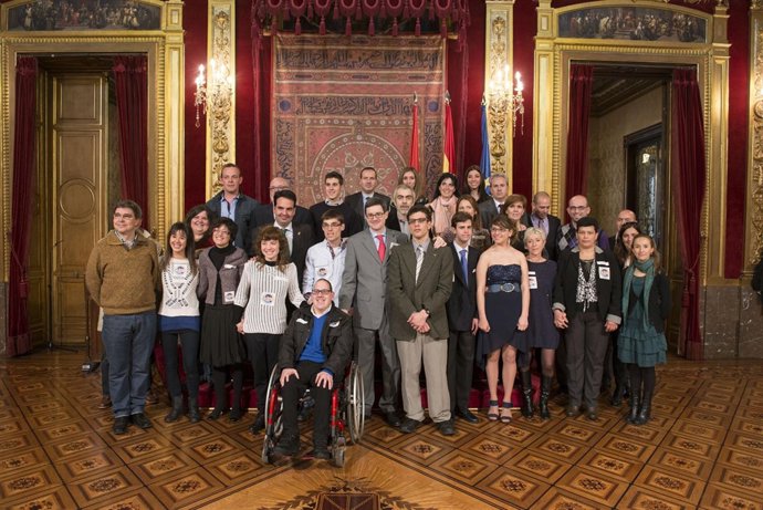 Iribas y Alli, con los promotores, alumnos y empresas colaboradoras del proyecto