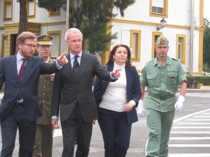 Morenés, en la base de la Legión