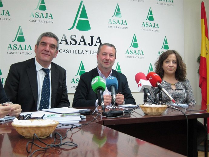 Julio Villarrubia, Donaciano Dujo e Iratxe García, tras el encuentro mantenido.