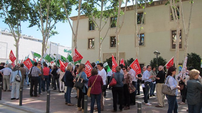Mnifestantes a las puertas del palacio de San Esteban