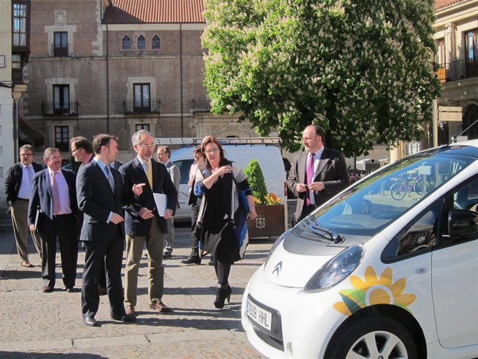 Ricardo González (tercero por la derecha), minutos antes de presentar la Guía