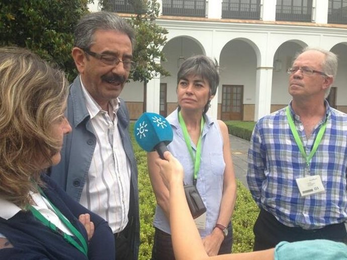Baena, junto a miembros de la Plataforma 'Andalucía libre de fracking'