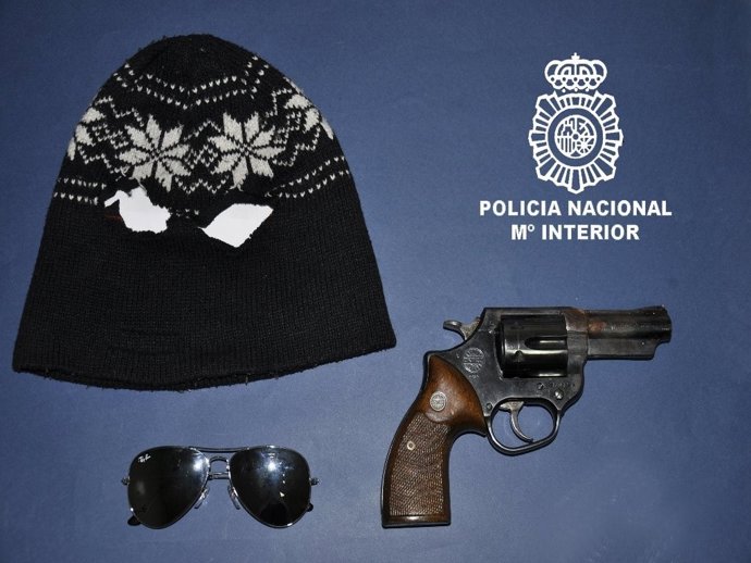 Gorro, gafas y pistola empleadas por el detenido