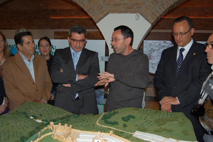 El alcalde de Alcalá de Guadaíra inaugura el nuevo centro de interpretación. 