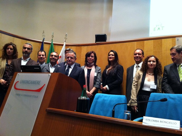 Fuentes y Ceballos (en el centro) en la conferencia en Roma