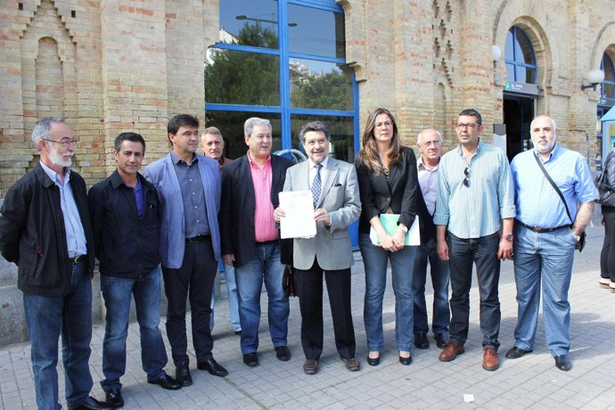 Miembros del PSOE y sindicatos en la estación de trenes de Huelva. 