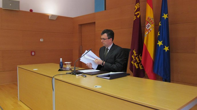 Ballesta hojea unos folios