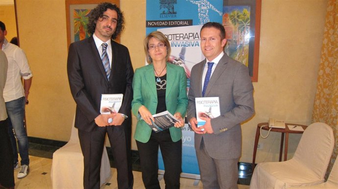 Imagen de los expertos presentando la obra 'Fisioterapia invasiva' de Elsevier