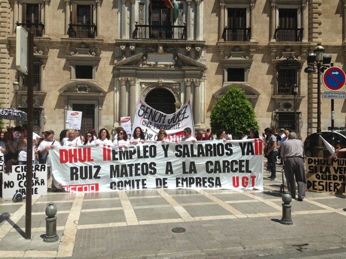 Concentración de trabajadores de Dhul contra el auto de venta