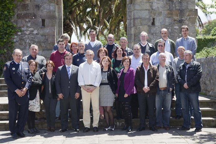 Entrega de insignias a trabajadores municipales de Camargo