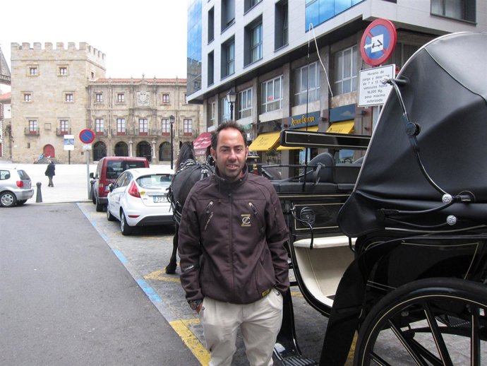 Alberto Suárez, junto a su carro.