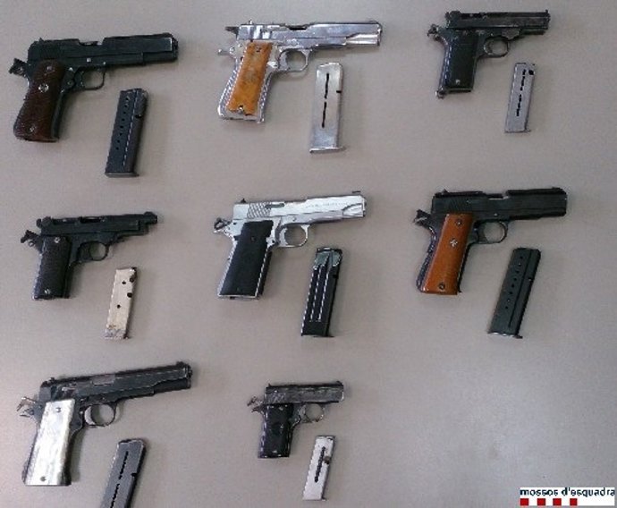 Los Mossos detienen a un hombre por tenencia ilícita de armas
