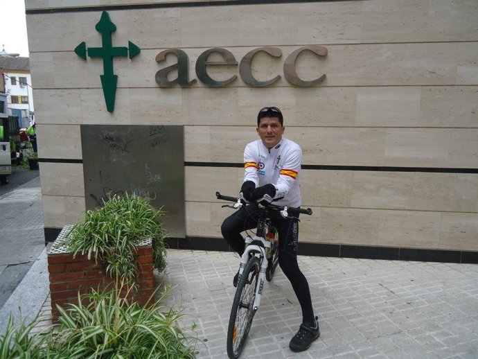 El ciclista aventurero valenciano Nacho Olmos