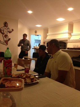 El jugador Neymar y su padre negociando con el Santos