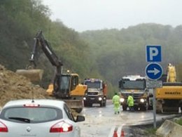 Las máquinas trabajan en la retirada del desprendimiento
