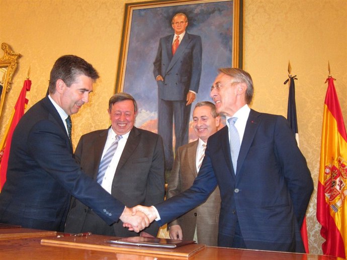 Cosidó y Baland tras la firma del acuerdo